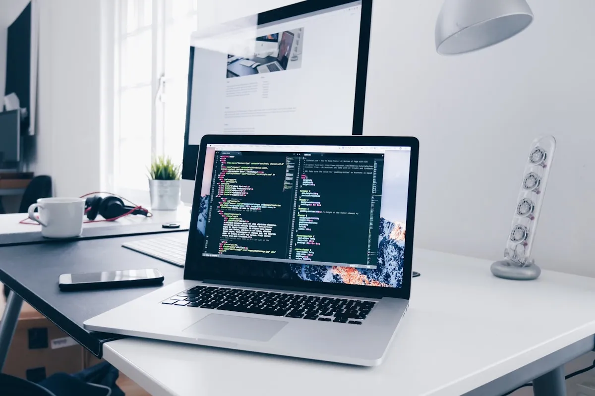 Écran d'ordinateur affichant le code d'un site web en cours d'analyse.