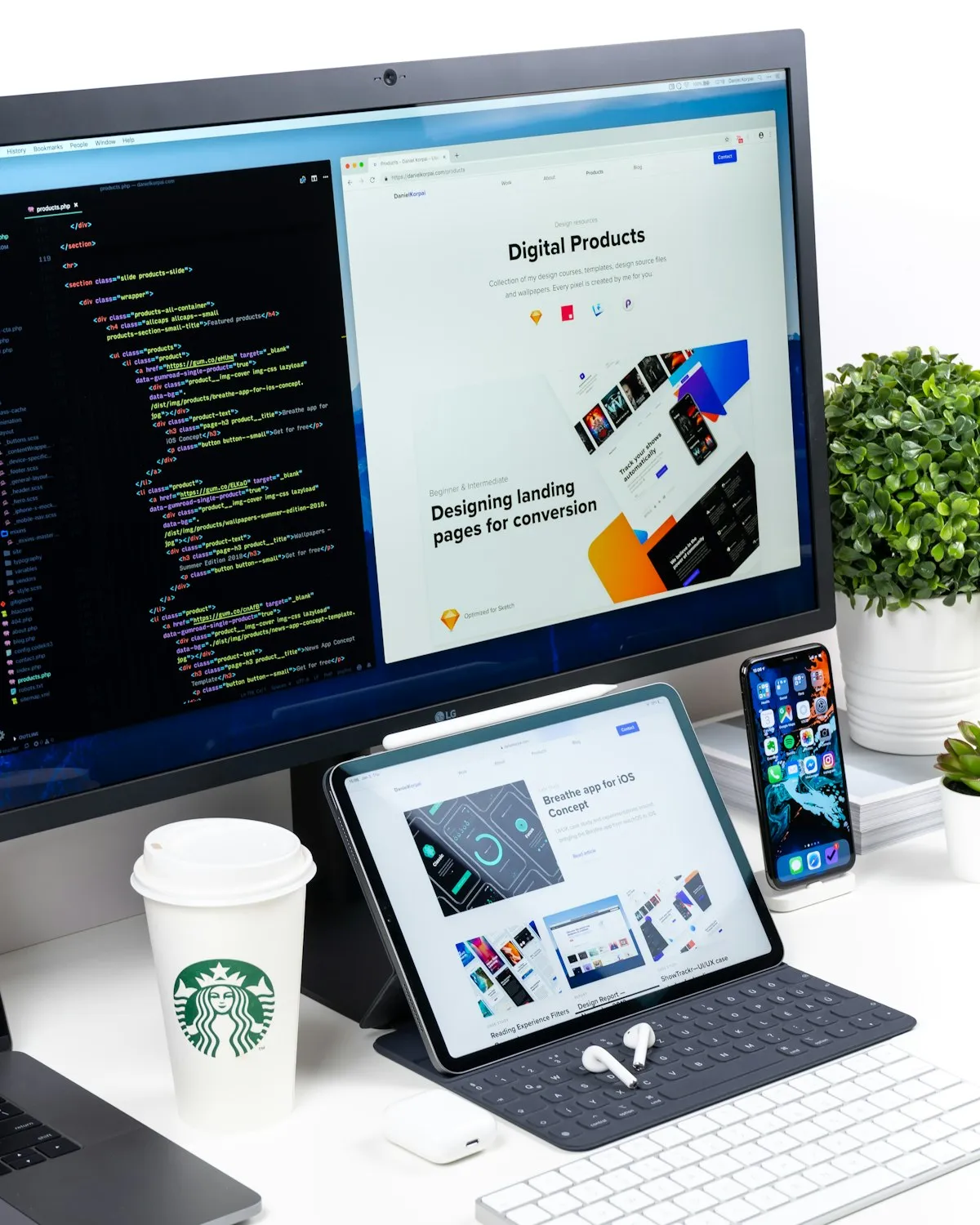 Poste de travail d'agence avec le site web d'un client affiché à l'écran.